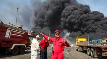 عناصر الإطفاء يسيطرون على الحريق في ميناء الشهيد رجائي بإيران