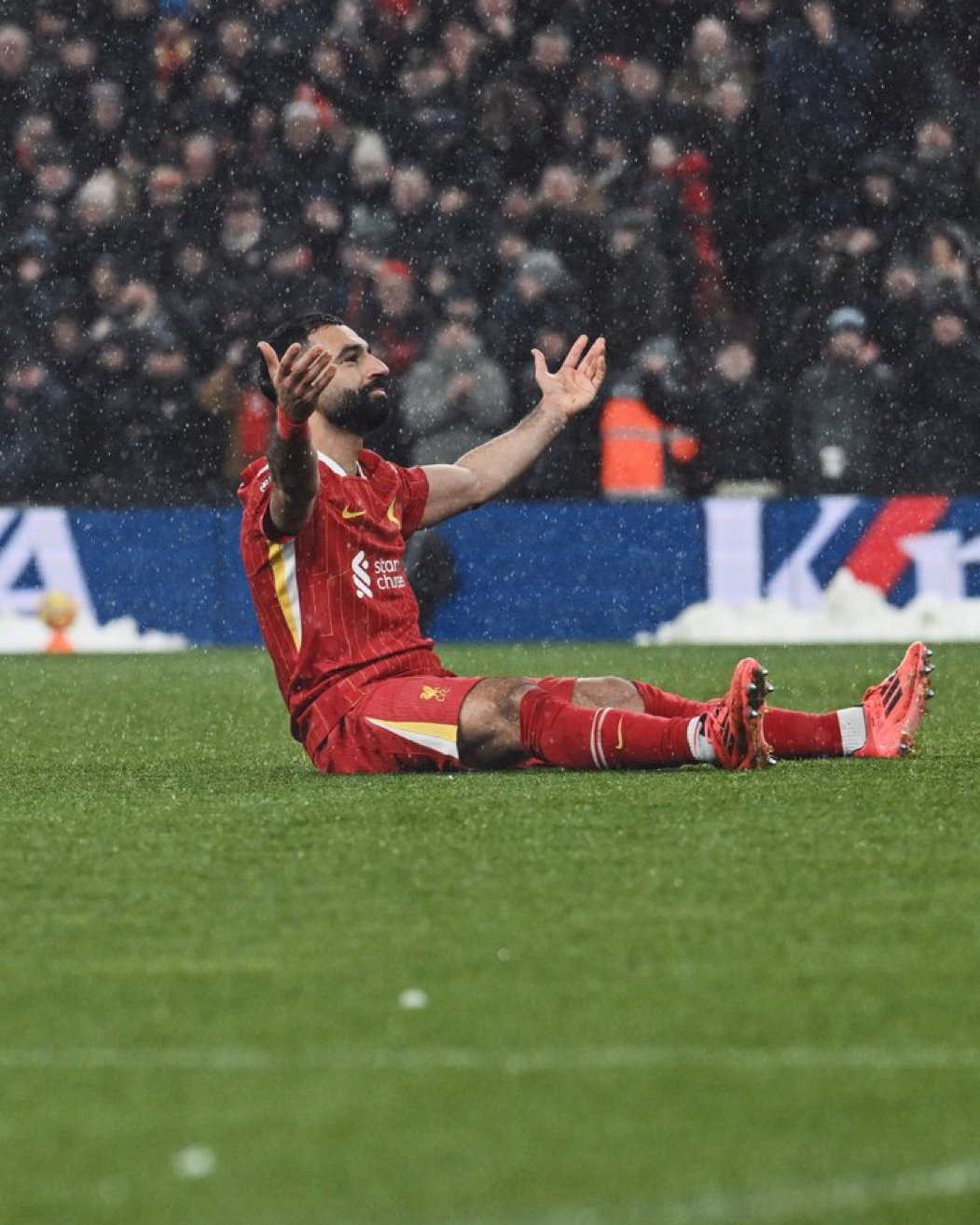 محمد صلاح يعبر عن استيائه من مشجعي ليفربول بسبب زميله في الفريق.