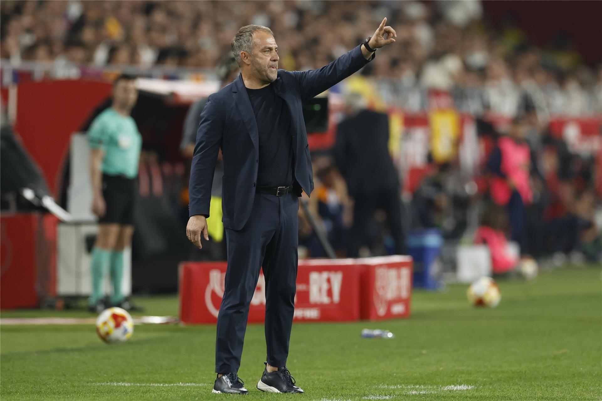 فليك يكيل المديح لثلاثي برشلونة.. ويكشف رد فعل أنشيلوتي فليك يكيل المديح لثلاثي برشلونة.. ويكشف رد فعل أنشيلوتي