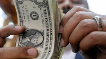 فورن بوليسي: كيف يمكن لترامب أن يطيح بالدولار من عرشه؟