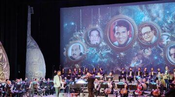 في احتفالية العندليب بالأوبرا.. المايسترو يخرج عن المألوف ويعزف الكمان