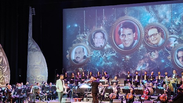 في احتفالية العندليب بالأوبرا.. المايسترو يخرج عن المألوف ويعزف الكمان في احتفالية العندليب بالأوبرا.. المايسترو يخرج عن المألوف ويعزف الكمان
