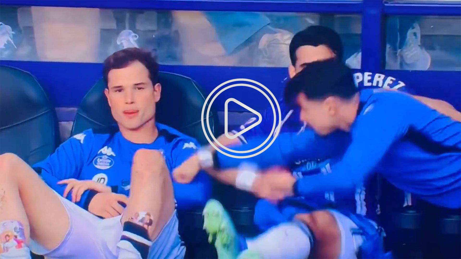 في لقطة غريبة.. لاعب بلد الوليد يعتدي على زميله! في لقطة غريبة.. لاعب بلد الوليد يعتدي على زميله!