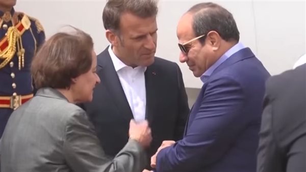 فيديو.. الرئيس السيسي يستقبل نظيره الفرنسي في مطار العريش فيديو.. الرئيس السيسي يستقبل نظيره الفرنسي في مطار العريش