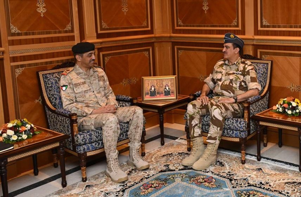 قائد سلاح الجو السلطاني العُماني يستقبل قائد سلاح الدفاع الجوي بدولة الكويت قائد سلاح الجو السلطاني العُماني يستقبل قائد سلاح الدفاع الجوي بدولة الكويت
