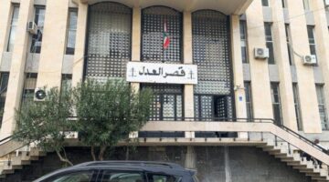 قاض لبناني يصدر مذكرة توقيف ضد شقيق وزير الاقتصاد السابق بتهمة الاختلاس