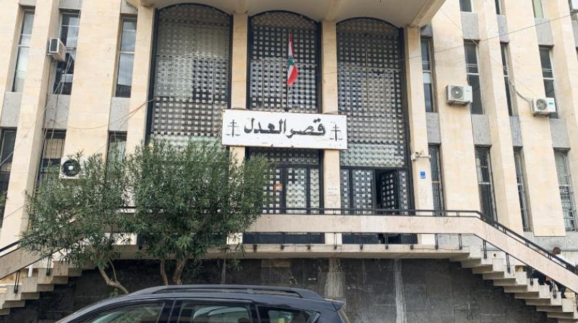 قاض لبناني يصدر مذكرة توقيف ضد شقيق وزير الاقتصاد السابق بتهمة الاختلاس
