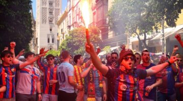 قبل ساعات من الكلاسيكو.. جماهير برشلونة تثير الشغب والشرطة تتدخل