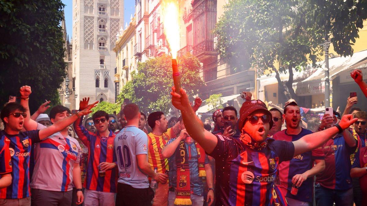 قبل ساعات من الكلاسيكو.. جماهير برشلونة تثير الشغب والشرطة تتدخل قبل ساعات من الكلاسيكو.. جماهير برشلونة تثير الشغب والشرطة تتدخل
