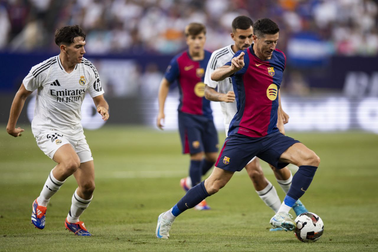قبل ملحمة لا كارتوجا… دماء وغضب بين جماهير ريال مدريد وبرشلونة! قبل ملحمة لا كارتوجا… دماء وغضب بين جماهير ريال مدريد وبرشلونة!