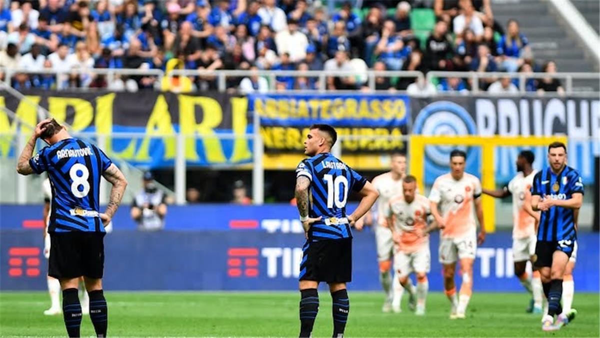قبل مواجهة برشلونة.. فيديو | إنتر ميلان يسقط مجددًا أمام روما ويهدي نابولي الصدارة قبل مواجهة برشلونة.. فيديو | إنتر ميلان يسقط مجددًا أمام روما ويهدي نابولي الصدارة