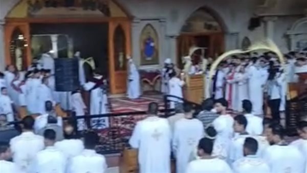 قداس "أحد السعف" في المقطم يعلن بدء أسبوع الآلام وسط أجواء روحانية قداس "أحد السعف" في المقطم يعلن بدء أسبوع الآلام وسط أجواء روحانية