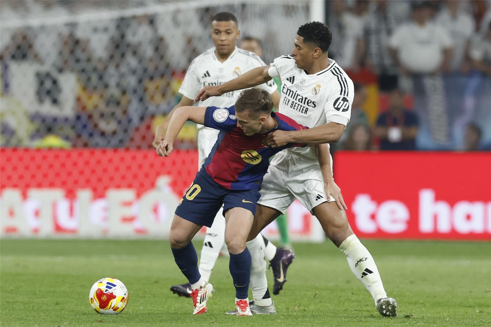 قذف وعدوانية ورفض.. لماذا طرد حكم الكلاسيكو ثلاثي ريال مدريد؟ قذف وعدوانية ورفض.. لماذا طرد حكم الكلاسيكو ثلاثي ريال مدريد؟