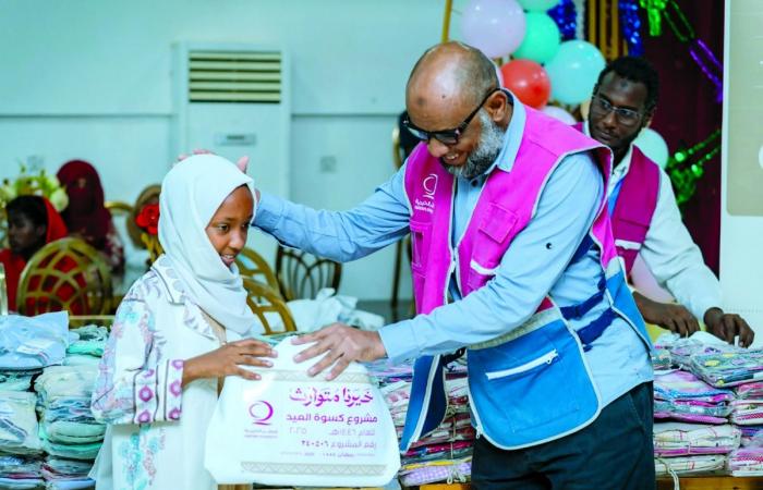قطر الخيرية توزّع زكاة الفطر وكسوة العيد بعدة دول قطر الخيرية توزّع زكاة الفطر وكسوة العيد بعدة دول
