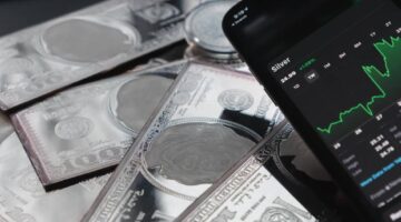 قفزات أسعار الفضة تأتي بعد الذهب تاريخياً.. فهل يبدأ عصر المعدن الأبيض؟
