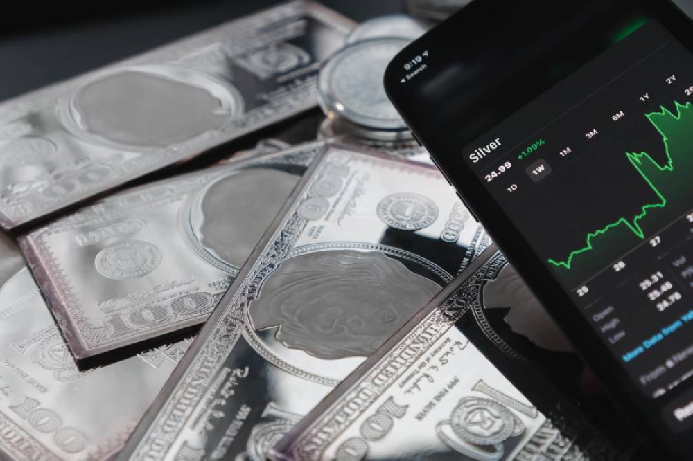 قفزات أسعار الفضة تأتي بعد الذهب تاريخياً.. فهل يبدأ عصر المعدن الأبيض؟ قفزات أسعار الفضة تأتي بعد الذهب تاريخياً.. فهل يبدأ عصر المعدن الأبيض؟