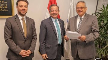 قنصل فلسطين يهدى كتب الرئيس الفلسطيني لمكتبة الإسكندرية
