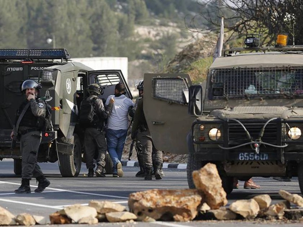 قوات الاحتلال الإسرائيلي تعتقل 18 فلسطينيًّا من مدن الضفة الغربية قوات الاحتلال الإسرائيلي تعتقل 18 فلسطينيًّا من مدن الضفة الغربية
