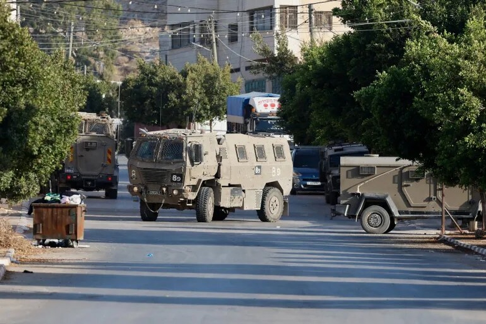 قوات الاحتلال الإسرائيلية تعتقل خمسة فلسطينيين من محافظة الخليل
