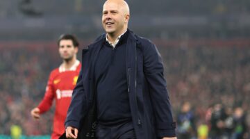 كاراجر يحرض أرني سلوت على لاعب ليفربول