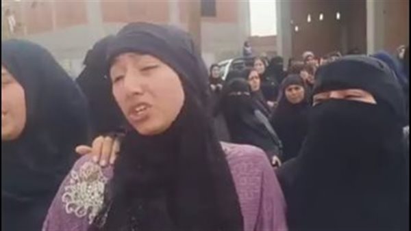 كانوا حارمنّا منها.. انهيار أسرة الزوجة المقتولة على يد زوجها خلال تشييع جثمانها لمثواه الأخير| بث مباشر كانوا حارمنّا منها.. انهيار أسرة الزوجة المقتولة على يد زوجها خلال تشييع جثمانها لمثواه الأخير| بث مباشر
