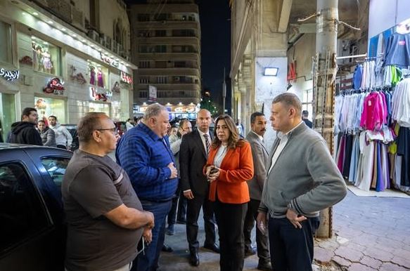 وزيرة التنمية المحلية تجري جولة ليلية مفاجئة على عدد من شوارع مصر الجديدة