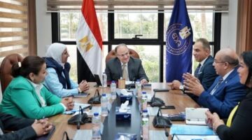 رئيس هيئة الدواء يناقش تطوير التصنيع المحلي للمستلزمات الطبية