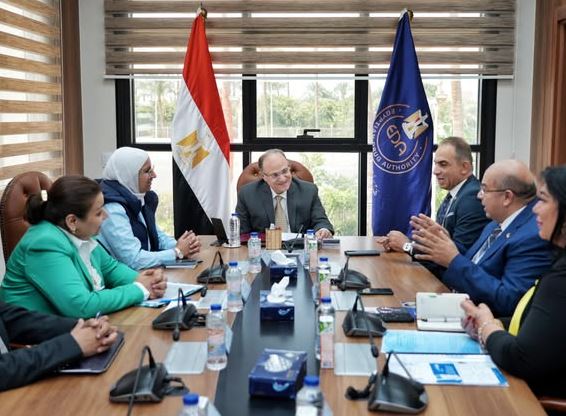 رئيس هيئة الدواء يناقش تطوير التصنيع المحلي للمستلزمات الطبية