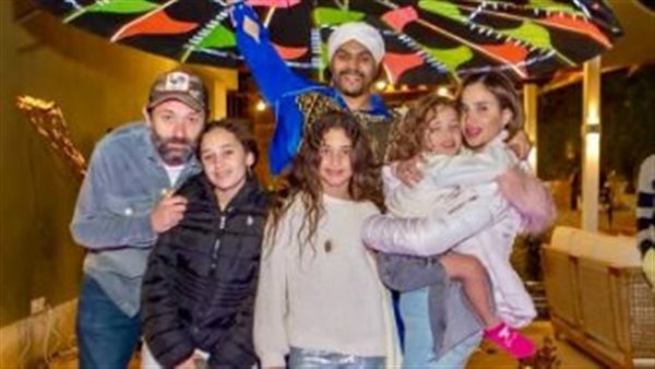 كريم محمود عبد العزيز برفقة عائلته بعد شائعات انفصاله كريم محمود عبد العزيز برفقة عائلته بعد شائعات انفصاله