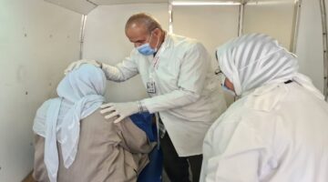 كشف وعلاج بالمجان لـ 816 مواطنًا خلال قافلة طبية في كفر الدوار بالبحيرة