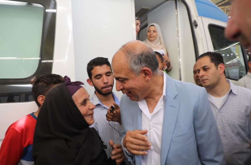 مسنة تناشد محافظ المنيا السفر إلى السعودية لأداء مناسك الحج أو العمرة.. وكدواني يستجيب
