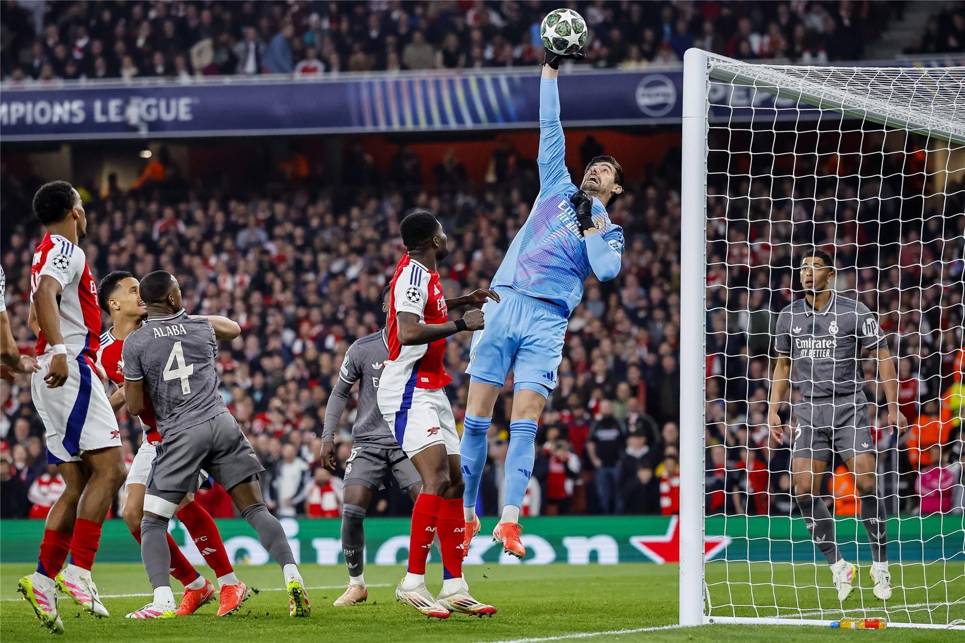 كورتوا يواصل الإبهار برقم استثنائي في دوري الأبطال كورتوا يواصل الإبهار برقم استثنائي في دوري الأبطال