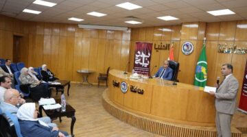 محافظ المنيا يناقش منظومة توريد القمح.. ويوجه بالتيسير على الموردين وصرف مستحقاتهم أولا بأول
