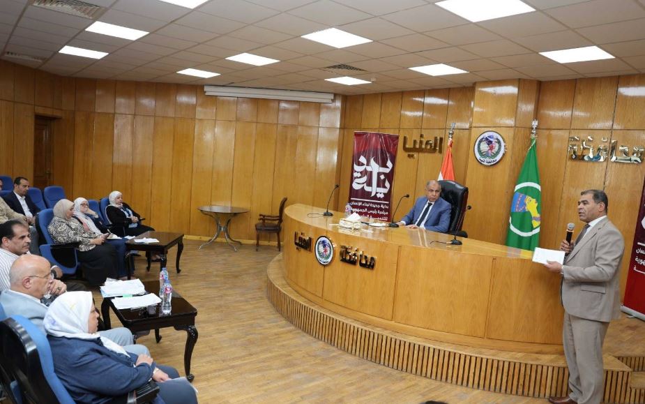 محافظ المنيا يناقش منظومة توريد القمح.. ويوجه بالتيسير على الموردين وصرف مستحقاتهم أولا بأول