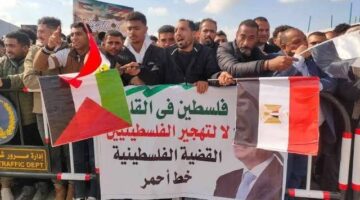 لافتات لا للتهجير تستقبل السيسي وماكرون في العريش