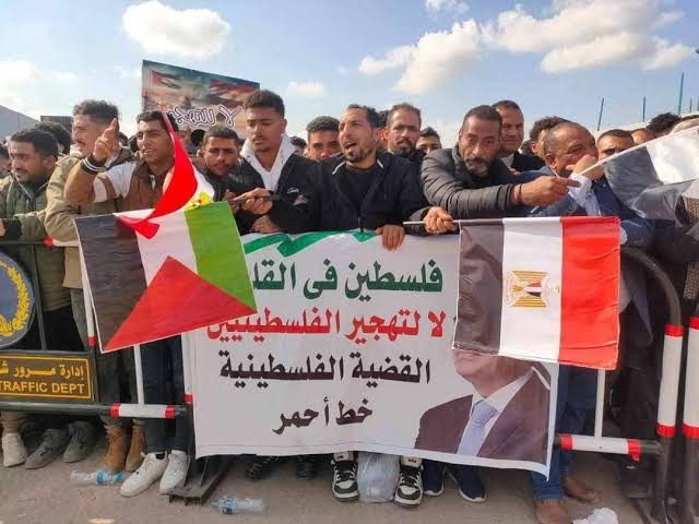 لافتات لا للتهجير تستقبل السيسي وماكرون في العريش لافتات لا للتهجير تستقبل السيسي وماكرون في العريش