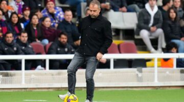 لسبب مفاجئ.. فليك يستبعد مدافع برشلونة ضد بوروسيا دورتموند