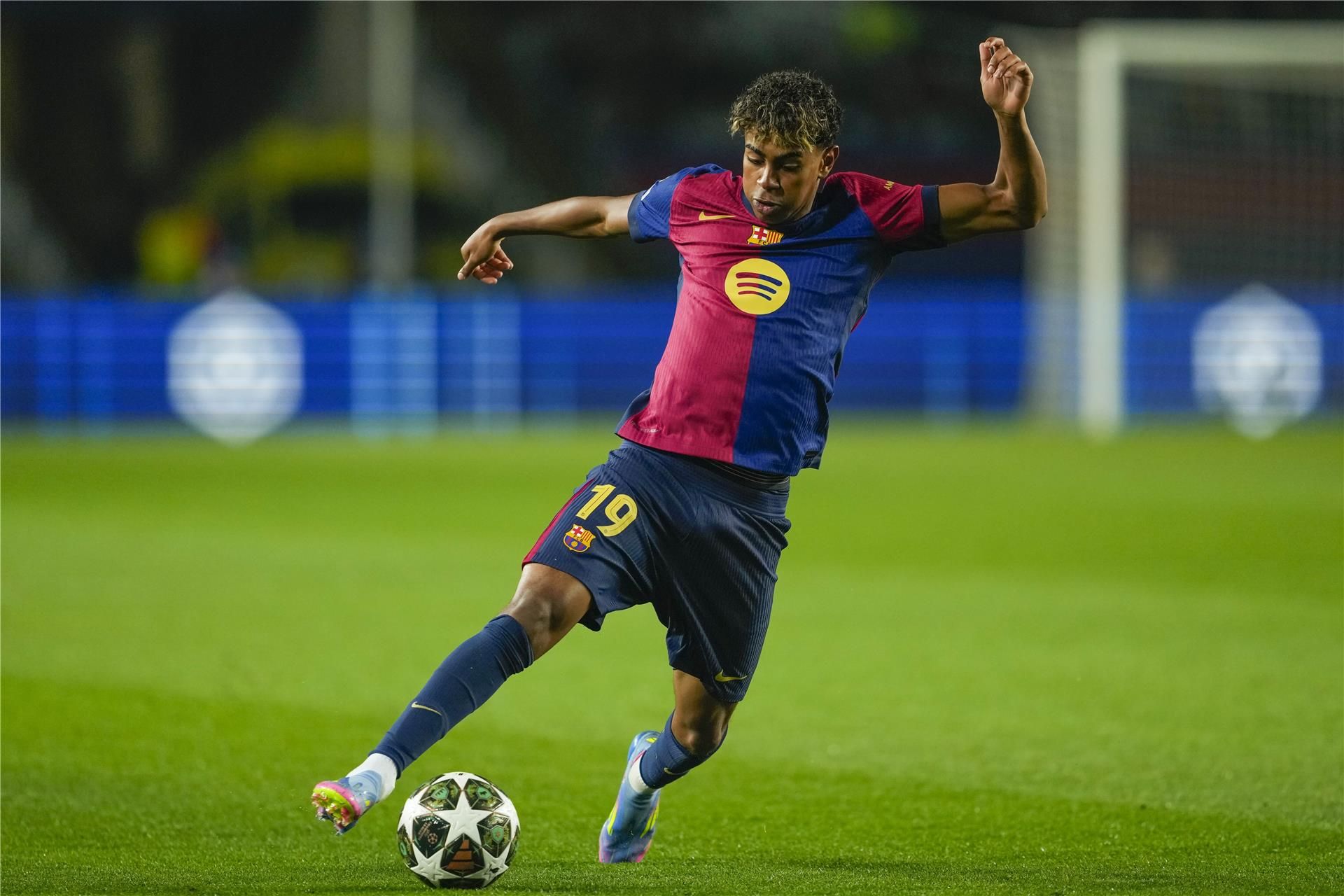 لفتة رائعة من يامال وراء طلب التغيير أمام دورتموند لفتة رائعة من يامال وراء طلب التغيير أمام دورتموند