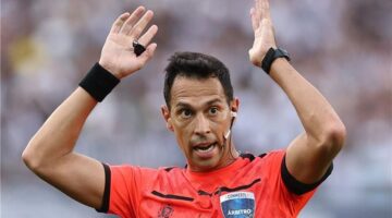لقطة غريبة.. الحكام يؤخرون انطلاق لقاء الاتحاد والفتح