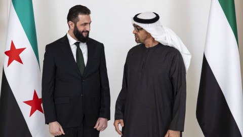لماذا استقبلت الإمارات “الشرع” وهل إطمأن بال السعودية لتدفع دُيون سورية؟.. هل من علاقة بين قطر واستلام رواتب المُقاتلين بـ”الدولار”؟.. هل يضمن انسحاب الأكراد وتفكيك “اللواء الثامن” قوّة دمشق وماذا عن سِيادتها المُوزّعة بين أنقرة وتل أبيب؟