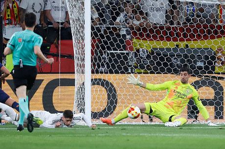 لمسة يد فالفيردي تثير الجدل في الكلاسيكو لمسة يد فالفيردي تثير الجدل في الكلاسيكو