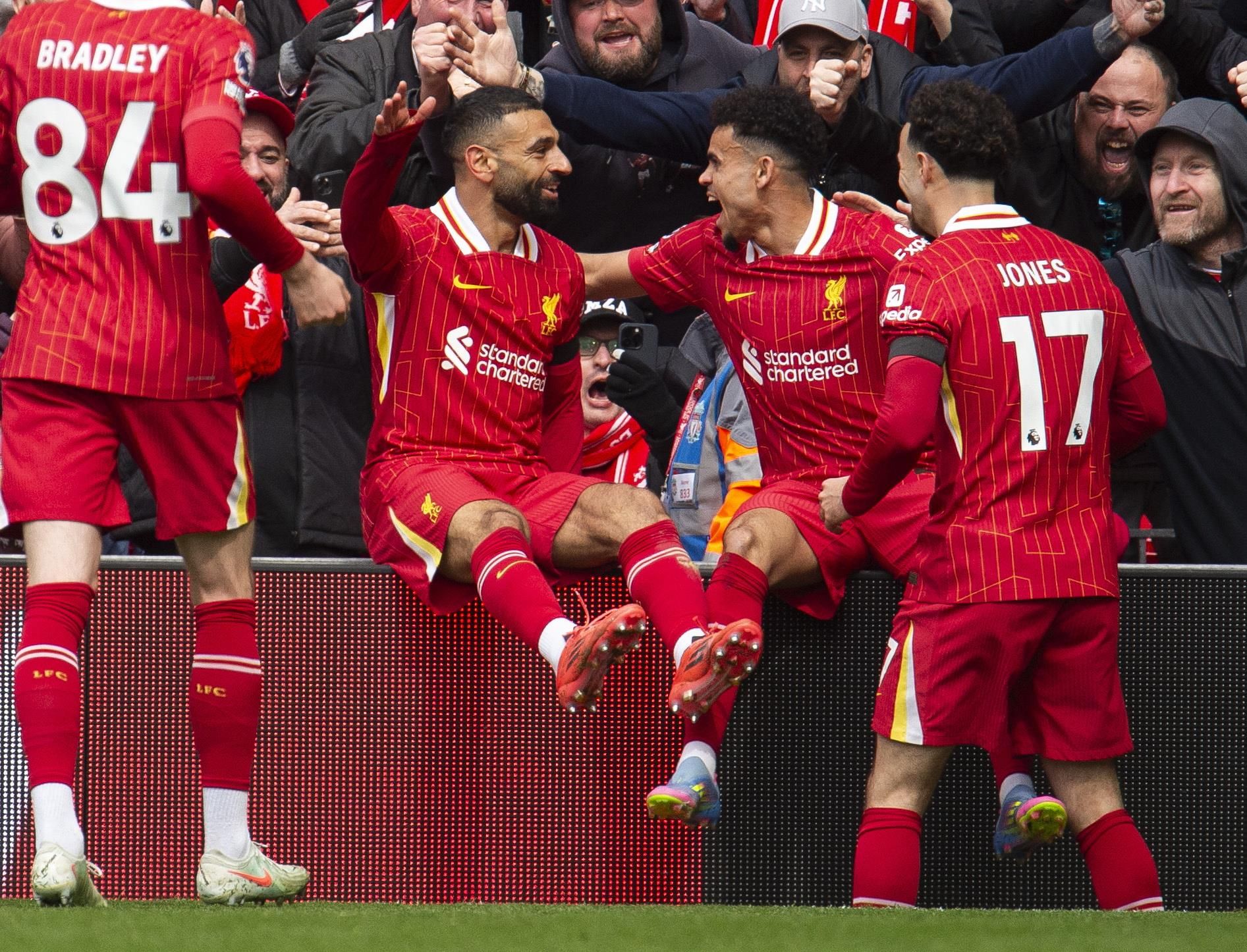 ليفربول يلامس لقب البريميرليج بفوز قاتل على وست هام ليفربول يلامس لقب البريميرليج بفوز قاتل على وست هام