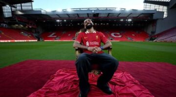 ليفربول يهدي جماهيره قميص صلاح مجانًا احتفالًا بتجديد عقد الملك المصري