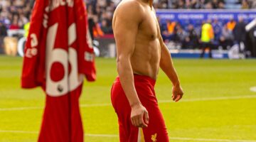 ليفربول يهزم ليستر سيتي ويقترب من التتويج بلقب الدوري الإنجليزي
