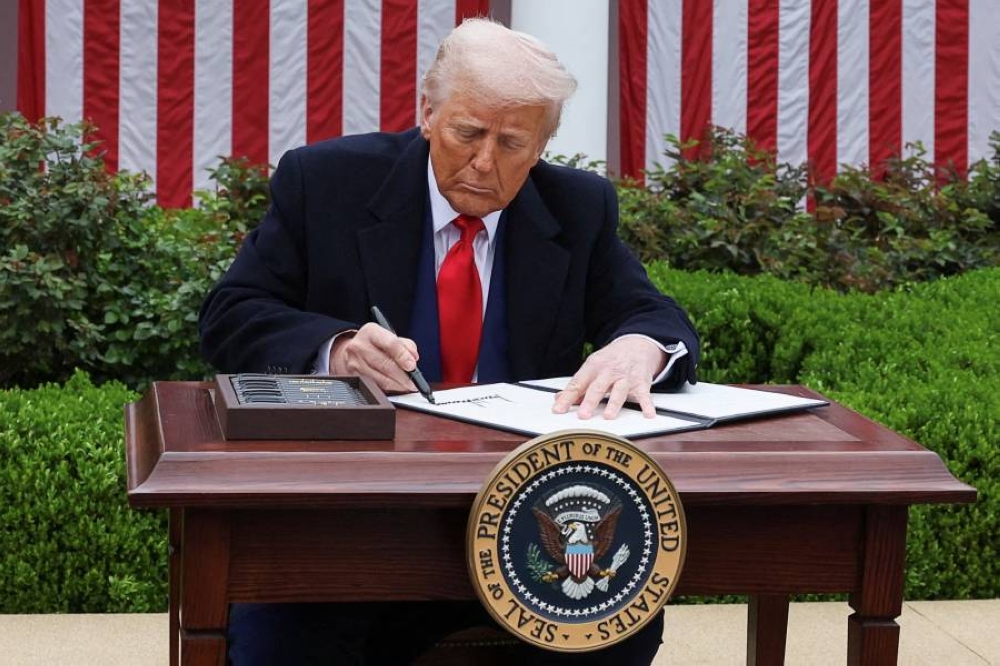 ما الأسباب التي دفعت ترامب لتعليق الرسوم الجمركية الإضافية؟ ما الأسباب التي دفعت ترامب لتعليق الرسوم الجمركية الإضافية؟