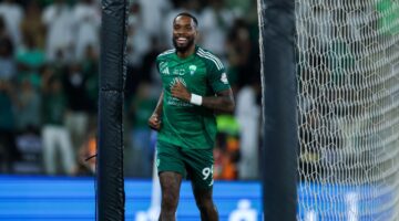 ماذا فعل إيفان توني مع جماهير الأهلي قبل مواجهة الهلال؟