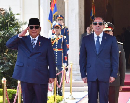 ماذا وراء زيارة الرئيس الإندونيسي لمصر؟ هل للأمر علاقة بموافقته على استضافة الجرحى الفلسطينيين؟ وما معنى أن يحرّض خطيب الجامع الأزهر على قتال اليهود” الملاعين ” في خطبة الجمعة أمس خلافا لموقف المفتي؟ ماذا وراء زيارة الرئيس الإندونيسي لمصر؟ هل للأمر علاقة بموافقته على استضافة الجرحى الفلسطينيين؟ وما معنى أن يحرّض خطيب الجامع الأزهر على قتال اليهود” الملاعين ” في خطبة الجمعة أمس خلافا لموقف المفتي؟