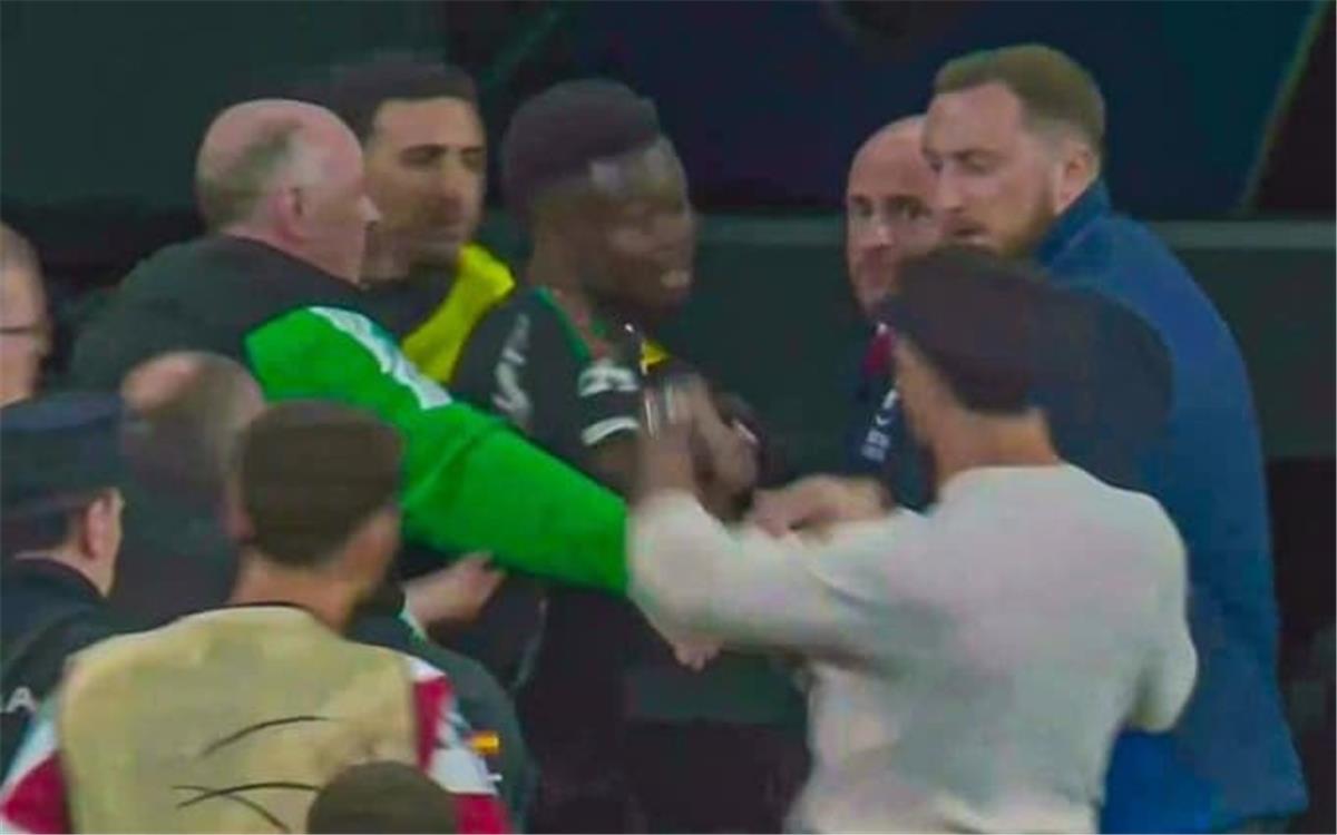 ماركا توضح سبب شجار كارفاخال وساكا.. وعقوبة محتملة على لاعب ريال مدريد ماركا توضح سبب شجار كارفاخال وساكا.. وعقوبة محتملة على لاعب ريال مدريد