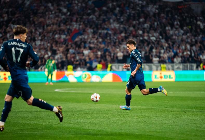 مانشستر يونايتد يعود بتعادل ثمين أمام ليون في ربع نهائي الدوري الأوروبي مانشستر يونايتد يعود بتعادل ثمين أمام ليون في ربع نهائي الدوري الأوروبي