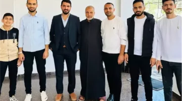 مجزرة في دير البلح.. أب فلسطيني يصلي على أبنائه الستة